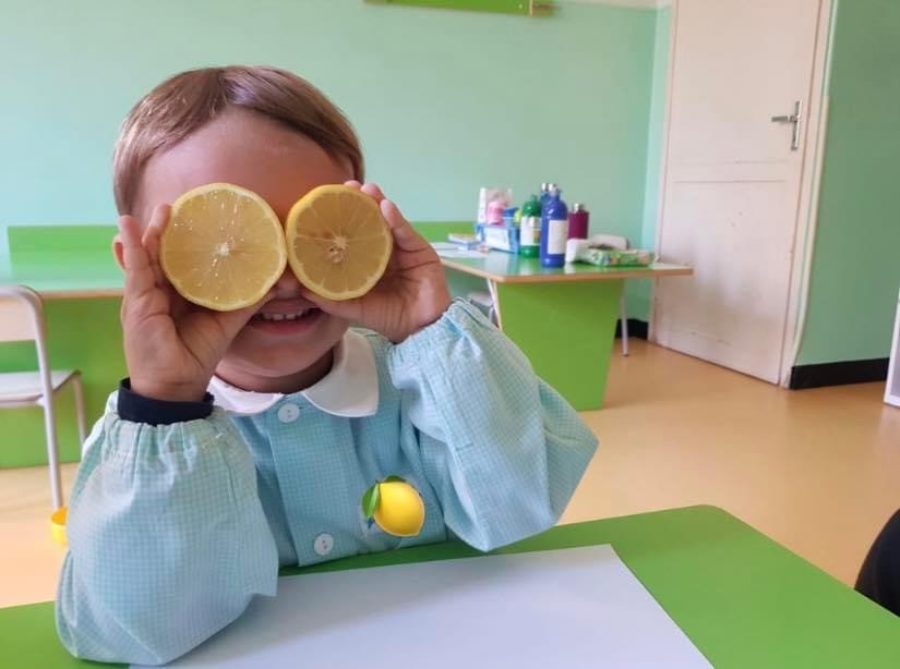 Un bambino della sezione primavera vuole raccontarti cosa facciamo a scuola!
