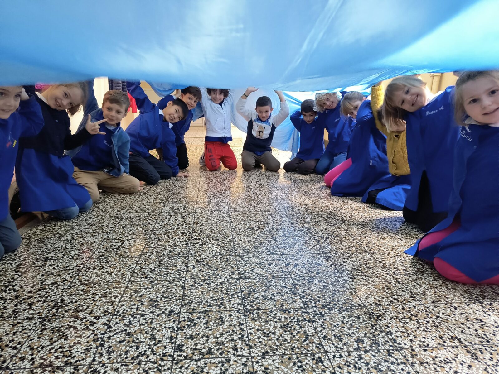 I bambini della scuola primaria sotto un "velo di mare"