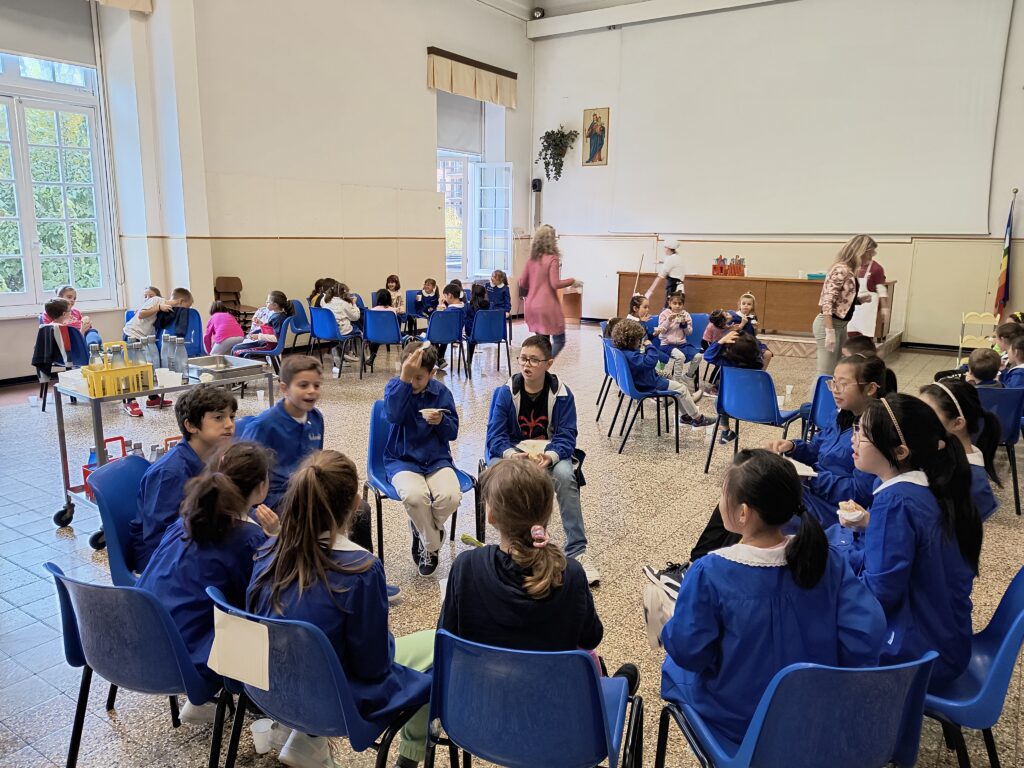 I bambini della primaria lavorano nel salone don Bosco