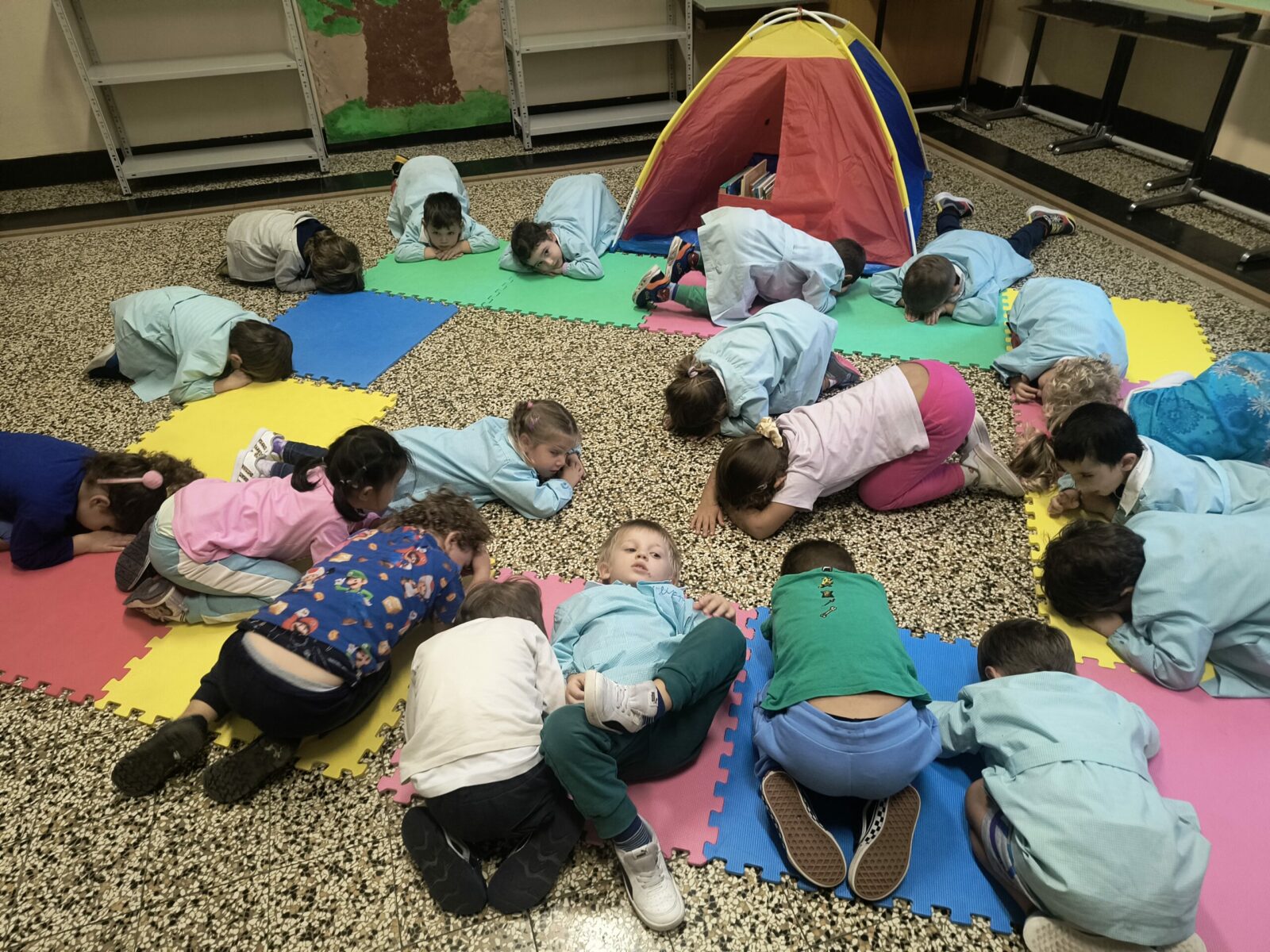 I bambini dell'infanzia nell'aula dei racconti...